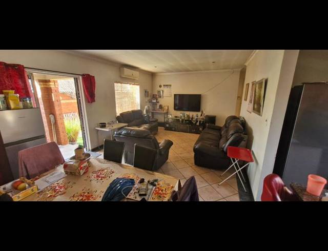 2 BEDROOM TOWNHOUSE FOR SALE IN MONAVONI